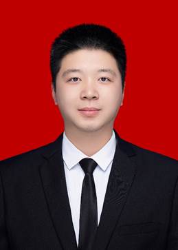 穿着西裝的男人描述已自動生成